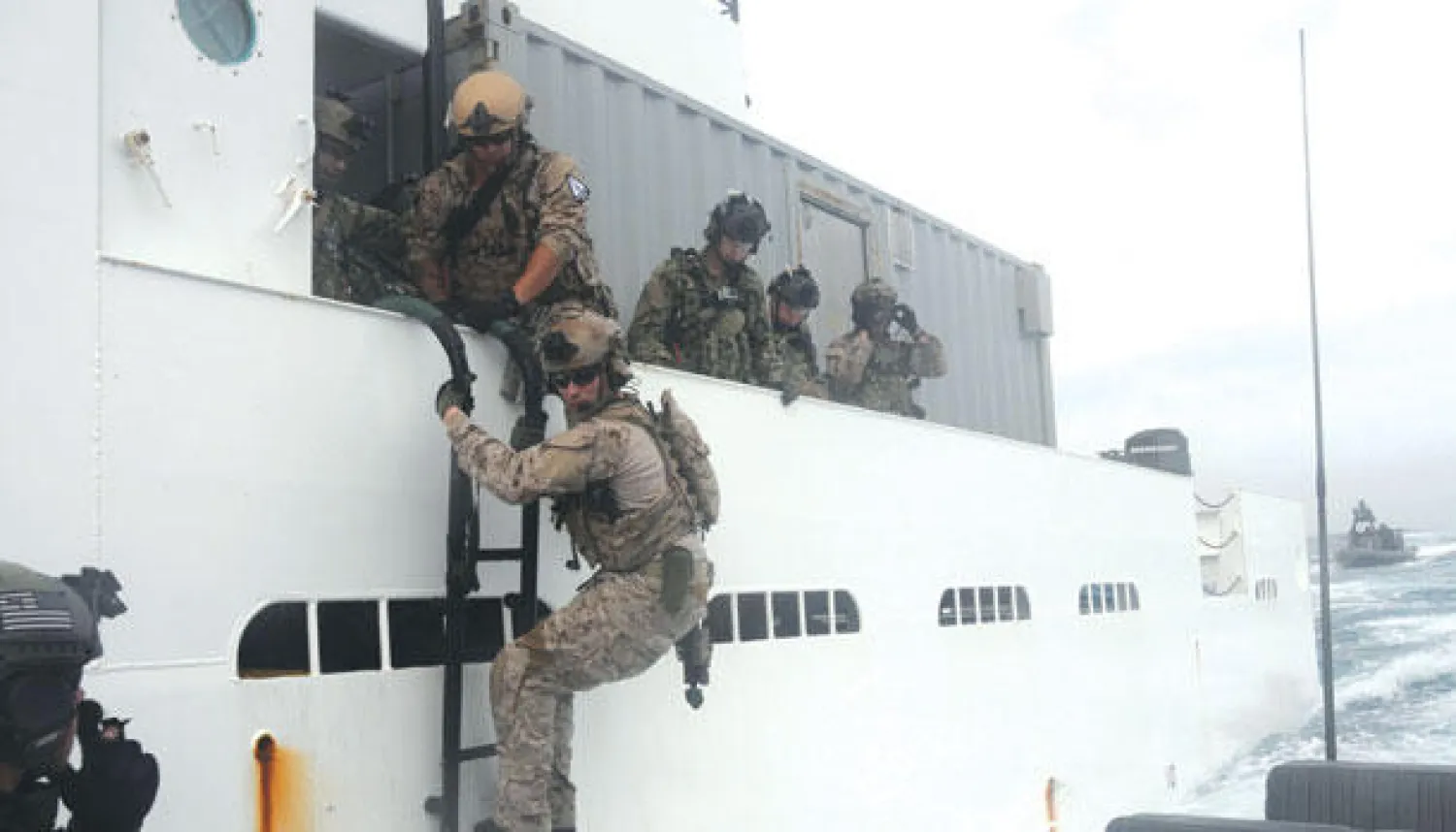 صورة من موقع البحرية الأميركية لقوات خلال السيطرة على سفينة قرب ساحل سان دييغو في شهر مايو الماضي في عملية مشابهة لحالة ناقلة النفط الهاربة أمس (أ.ف.ب)