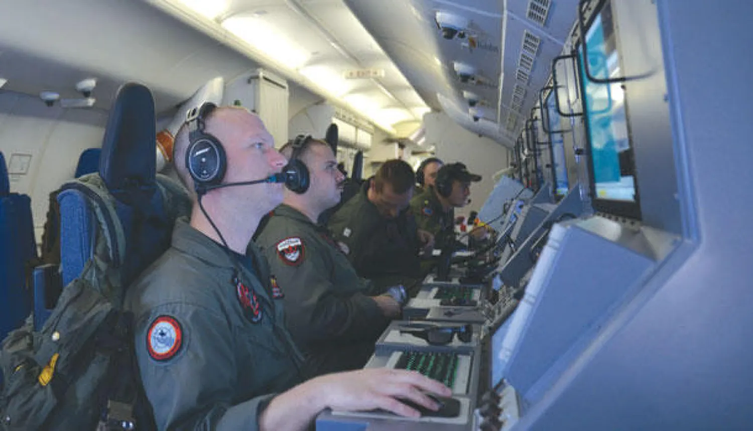 خبراء البحرية الأميركية (المارينز) في عمليات بحث مستمرة عن الطائرة الماليزية المفقودة «إم إتش 370» (أ.ف.ب)