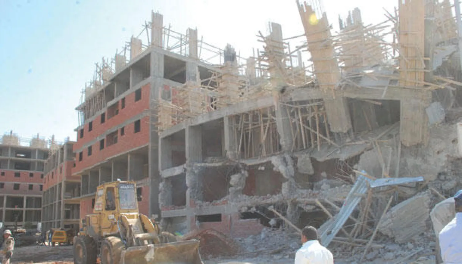 أعمال إزالة لمبان غير قانونية خلف مبنى المحكمة الدستورية في جنوب القاهرة («الشرق الأوسط»)