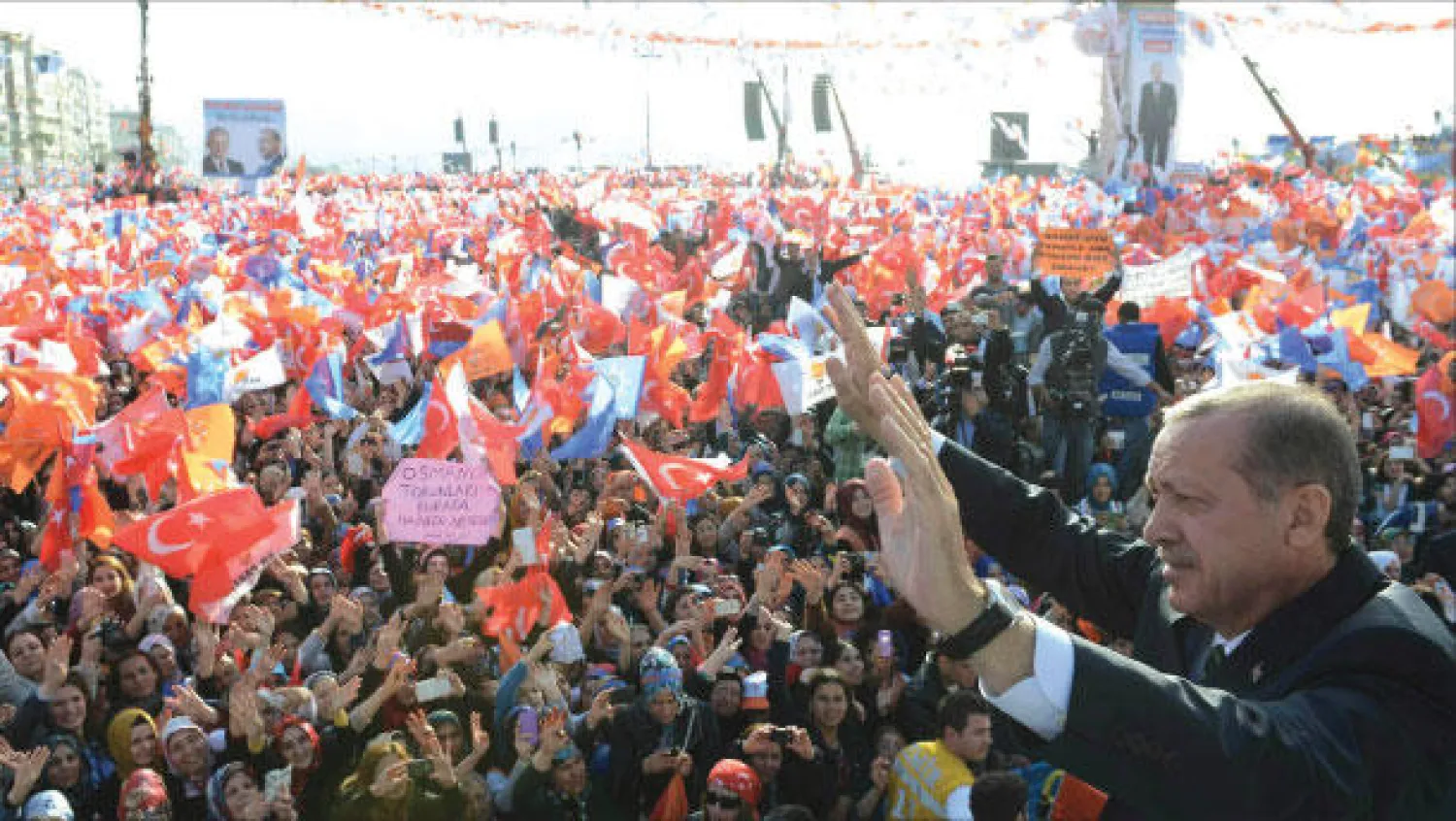 رئيس الوزراء التركي رجب طيب إردوغان يحيي أنصاره خلال تجمع لحزبه «العدالة والتنمية» في أزمير أول من أمس (رويترز)