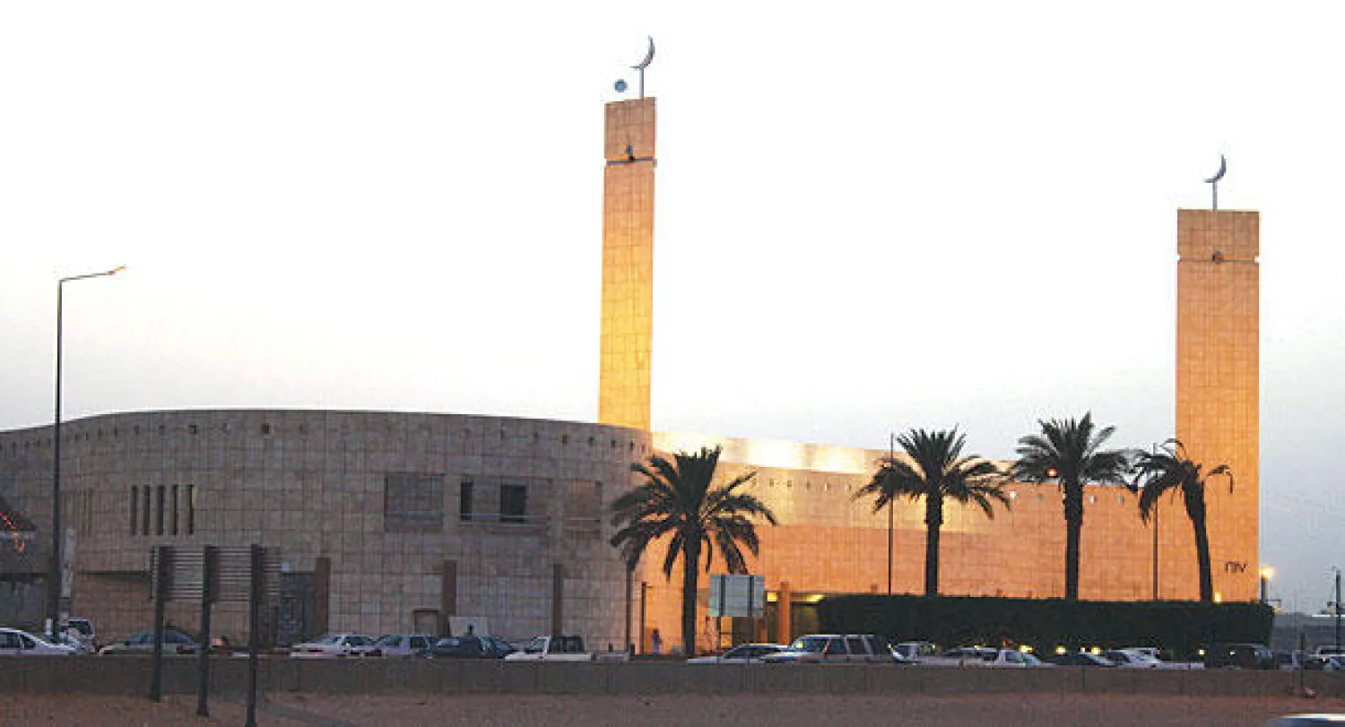 جانب من أحد المشاريع التي يجري تنفيذها في الشارقة.. وفي الإطار الشيخ سلطان بن أحمد القاسمي («الشرق الأوسط»)