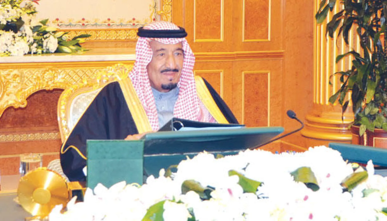 ولي العهد السعودي خلال ترؤسه جلسة مجلس الوزراء أمس وذلك بعد عودته إلى الرياض أول من أمس من جولة رسمية في عدد من الدول الآسيوية (واس)