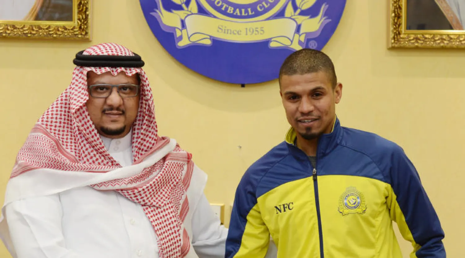 الأمير فيصل بن تركي ومحمد حسين بعد توقيع العقد 