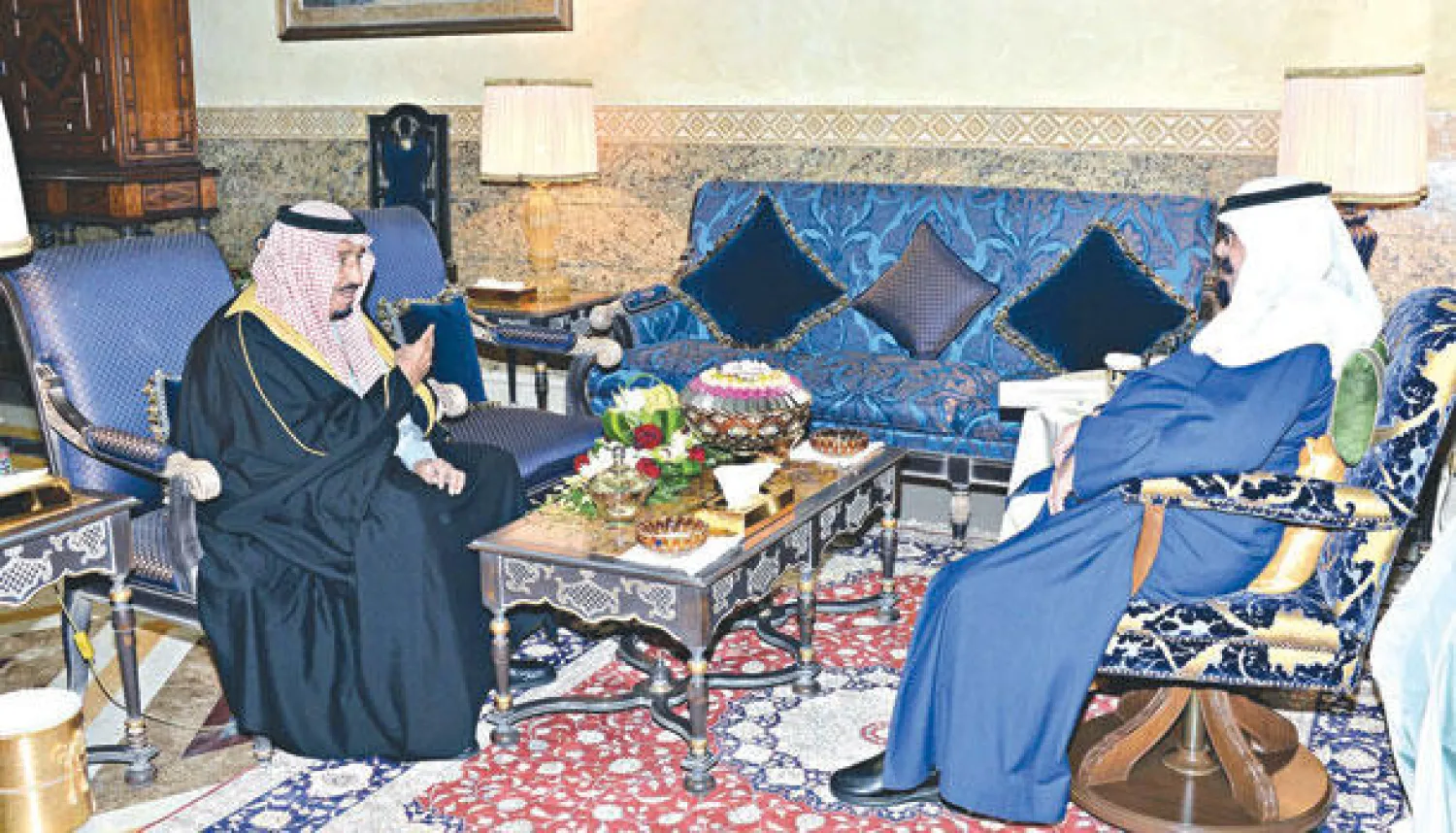 خادم الحرمين الشريفين يستمع أمس إلى تقرير من الأمير سلمان بن عبد العزيز حول جولته الأخيرة التي شملت عددا من الدول الآسيوية (واس)