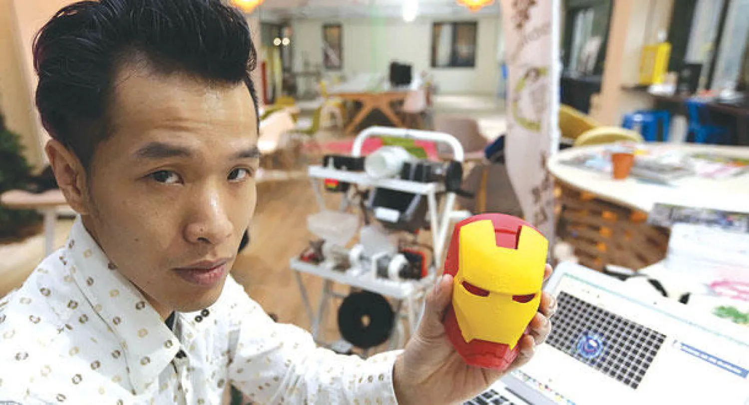 تحويل الأكواب والزجاجات البلاستيكية إلى قطع فنية (رويترز)