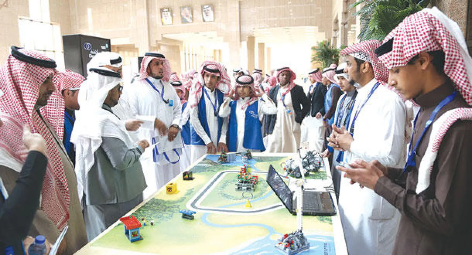 جانب من الطلاب الذين شاركوا في البرنامج