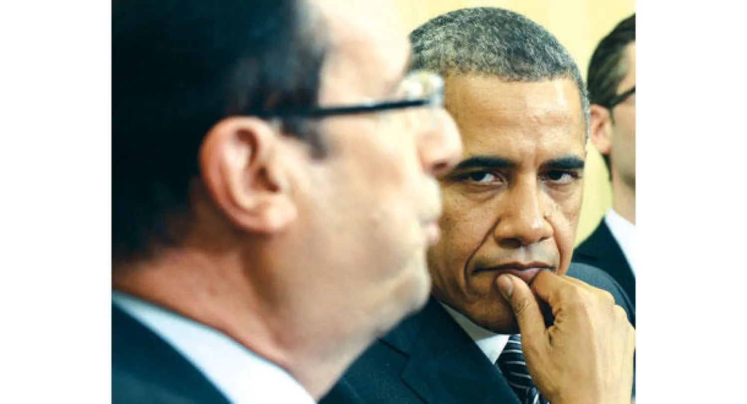 الرئيس أوباما يستمع الى حديث الرئيس الفرنسي هولاند في البيت الأبيض (أف ب)