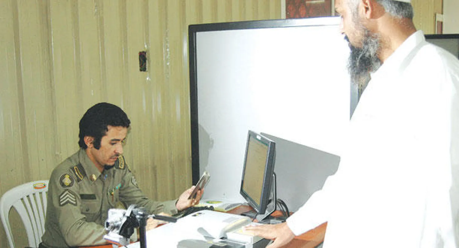 يتيح الموقع الإلكتروني «مساند» التعرف على الحقوق والواجبات وكل ما يترتب على المخالفات التي قد ترتكب من العمالة (تصوير: خالد الخميس)