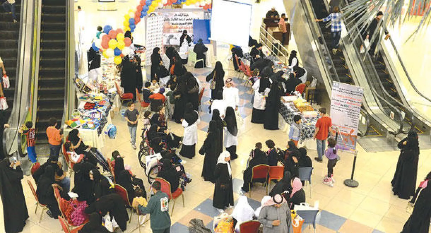 متسوقون وحملات صحية تقام في مركز تجاري في الرياض (واس)