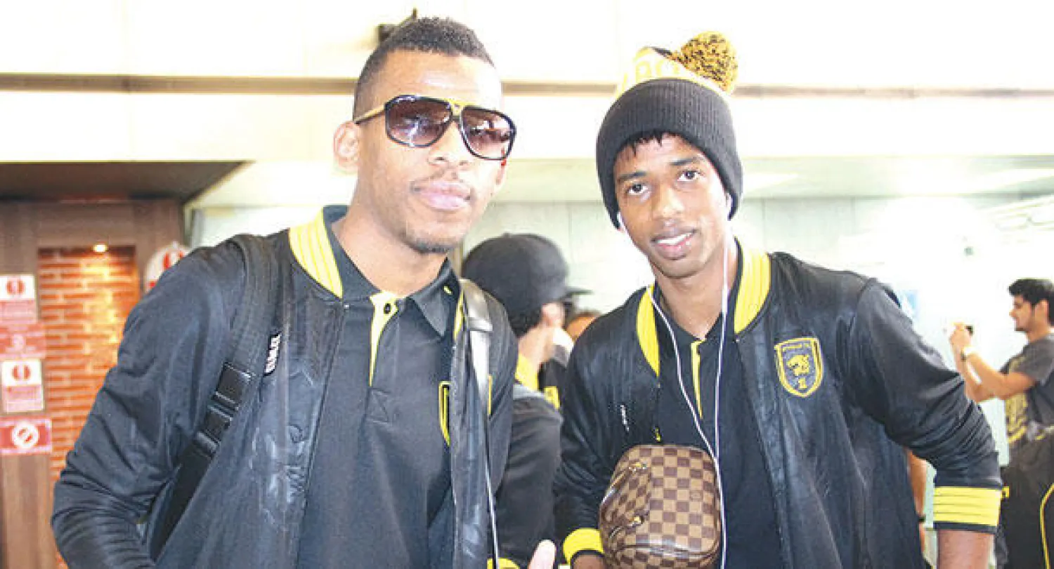 لاعبا الاتحاد محمد أبو سبعان وباسم المنتشري لدى مرافقتهما بعثة الاتحاد إلى قطر