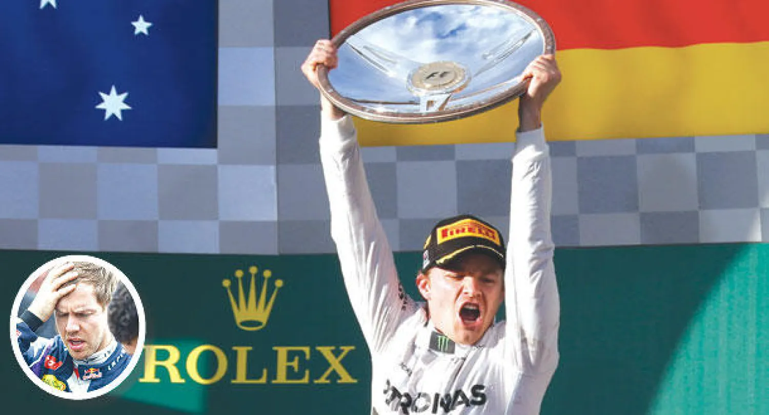 روزبرغ يحتفل على منصة التتويج الأسترالية وفي الإطار فيتيل مصدوم من الخروج المبكر (رويترز)