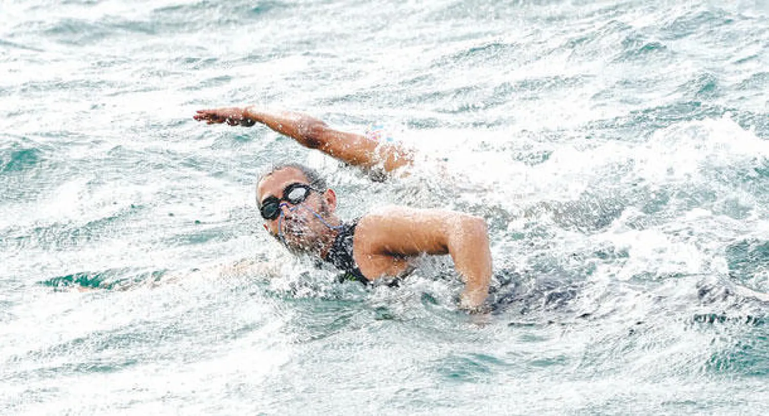 الشيخ خالد بن حمد خلال مشاركته في «سباق التحدي»