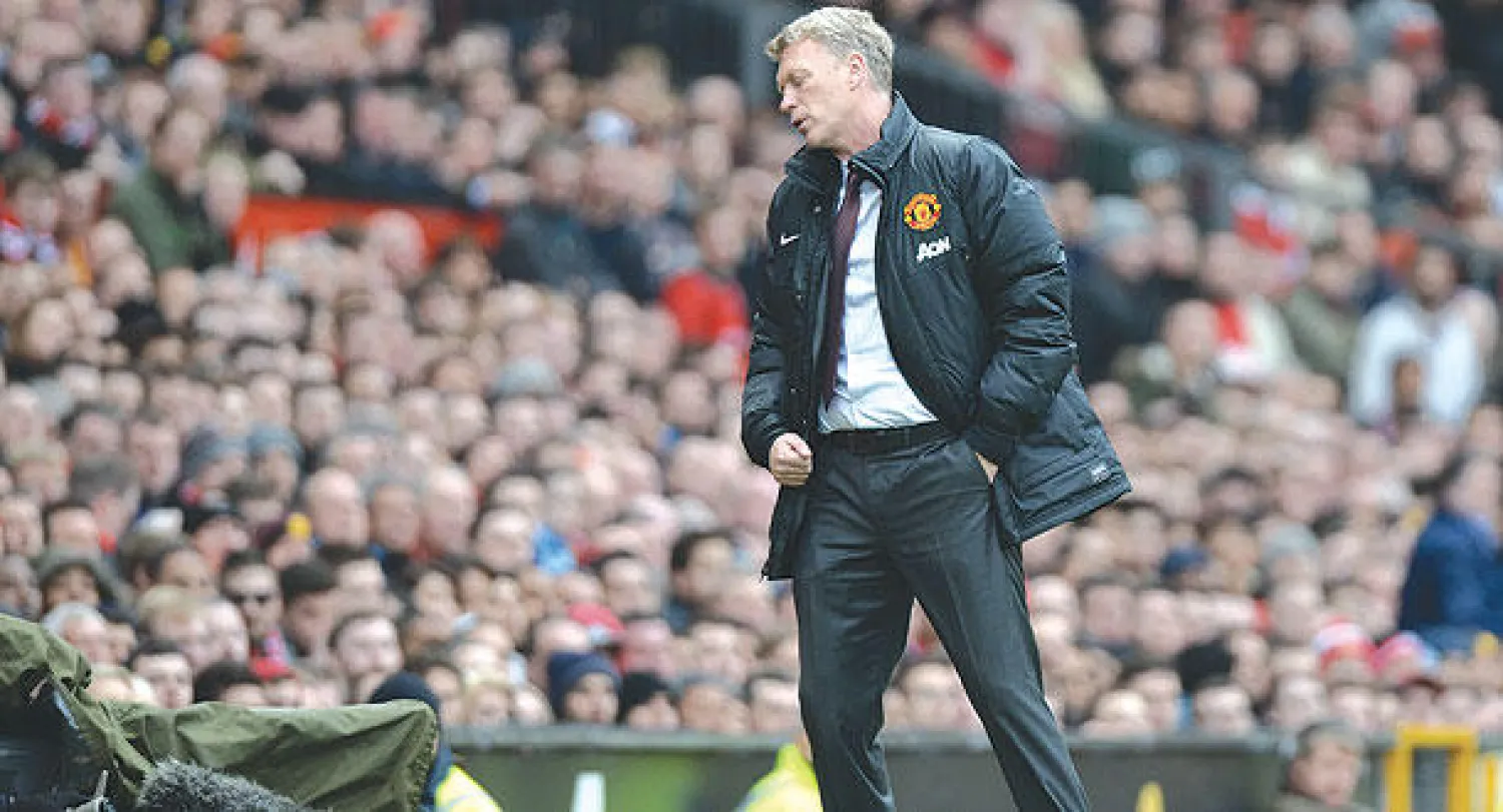 مويز في حيرة من أمره إزاء تواصل نتائج يونايتد السيئة وآخرها الهزيمة أمام ليفربول (إ.ب.أ)