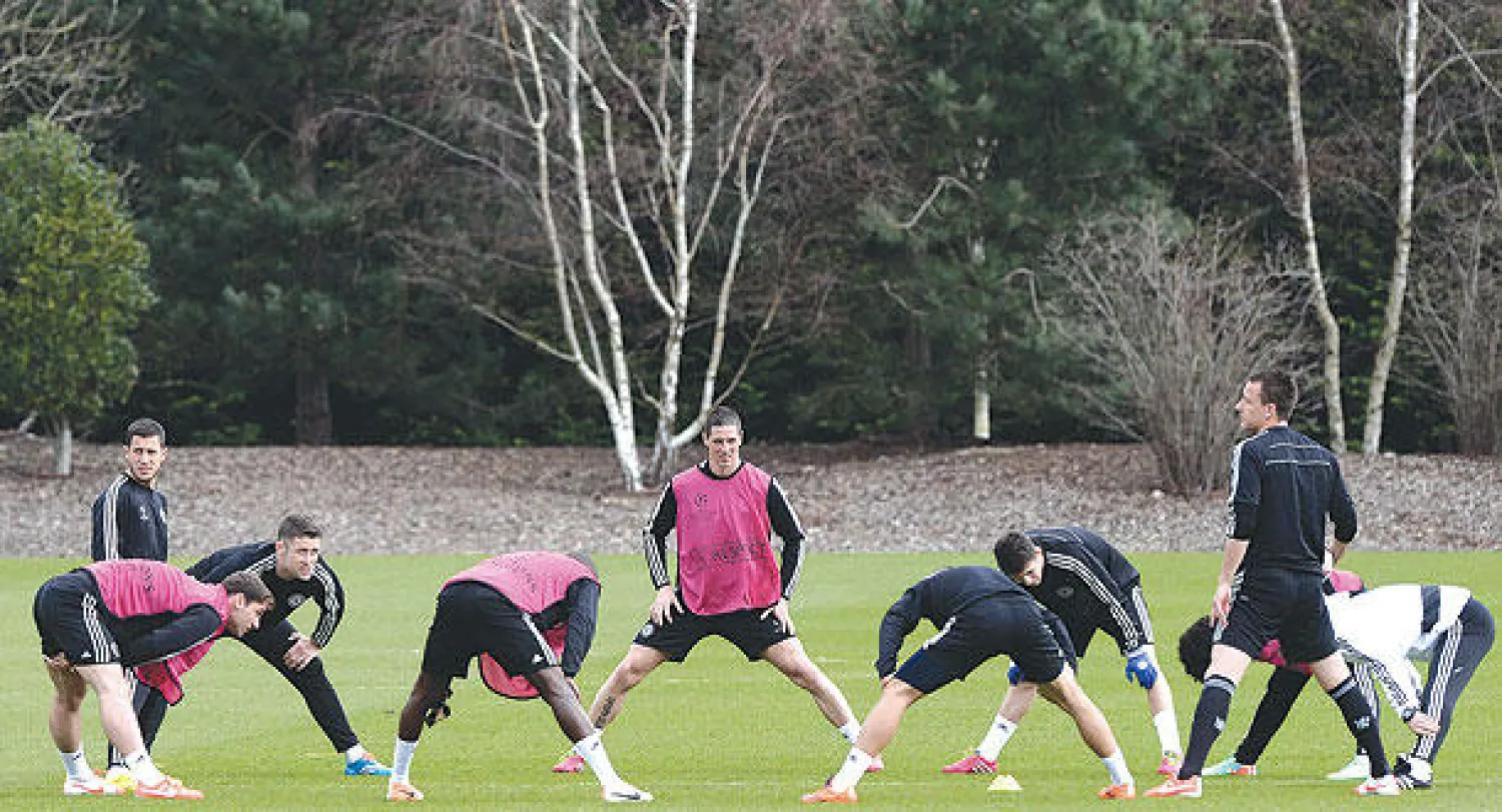 لاعبو تشيلسي خلال تدريبات الأمس استعدادا لمواجهة غلاطة سراي الحاسمة اليوم (إ.ب.أ)