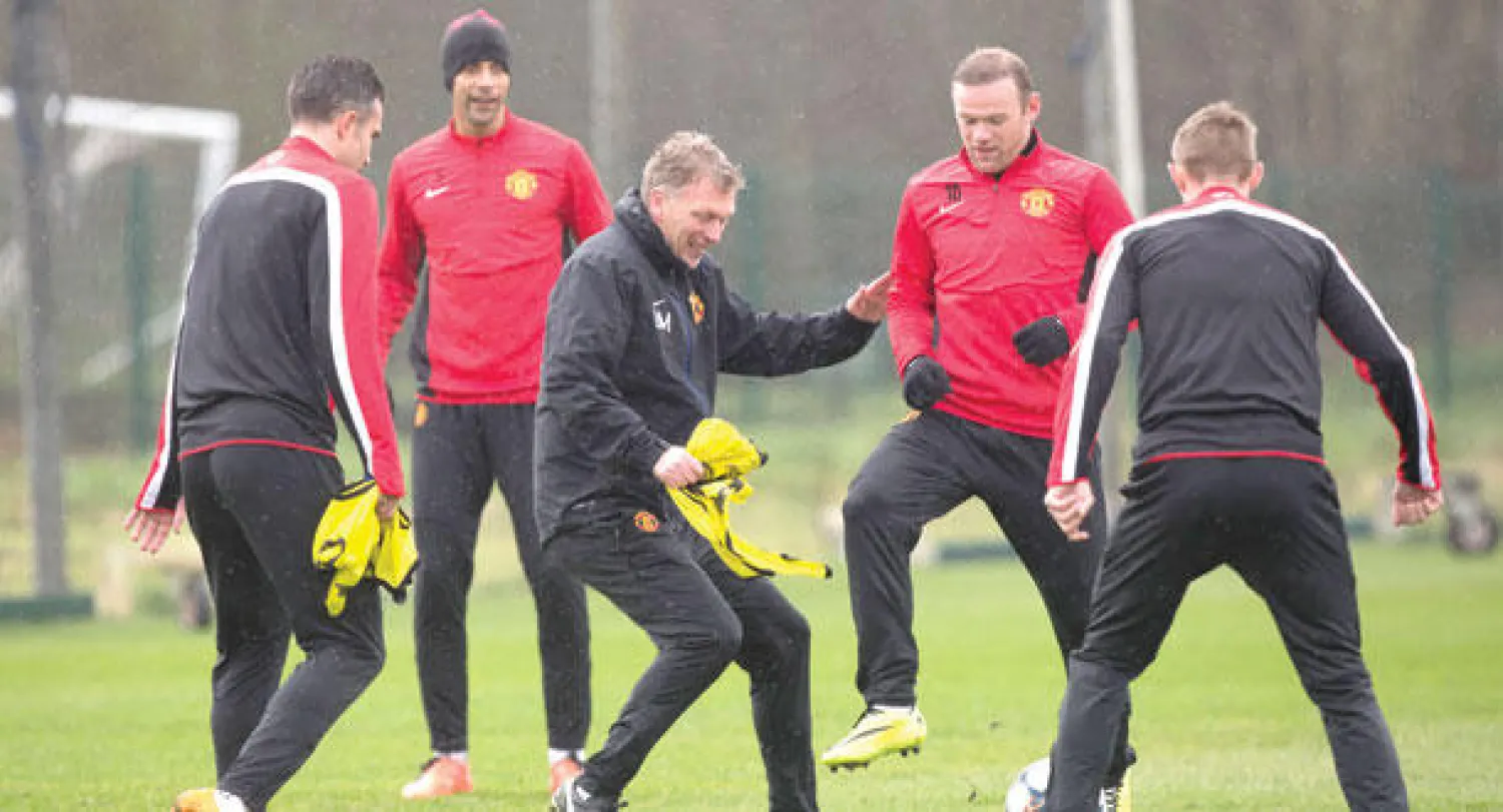 مويز مدرب مانشستر يونايتد في الوسط شارك لاعبيه التدريبات  لرفع معنوياتهم للقاء أولمبياكوس الحاسم (أ.ب)