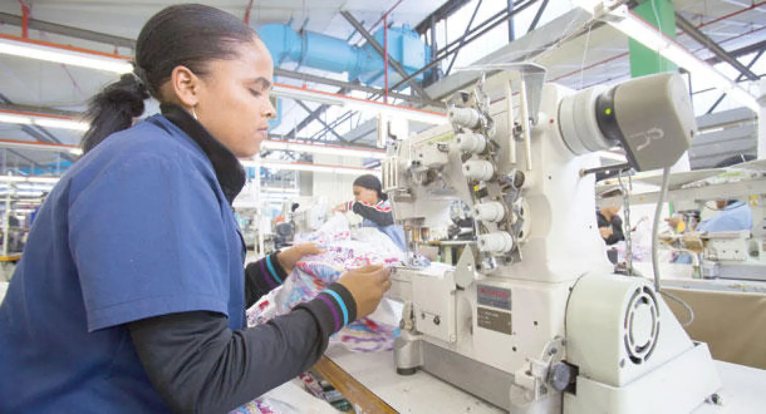 عاملة في أحد المصانع بجنوب أفريقيا