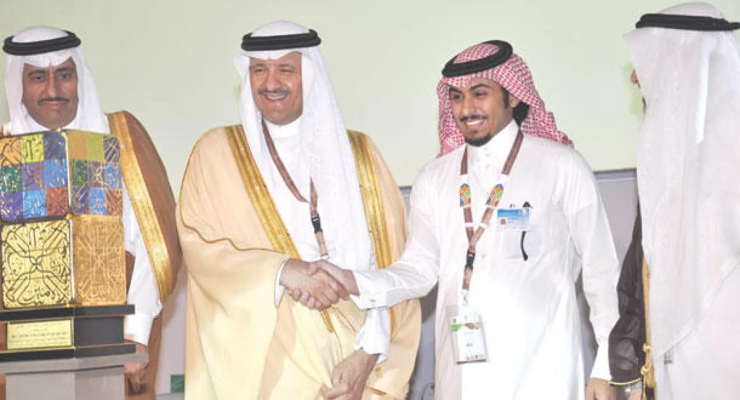 الأمير سلطان بن سلمان خلال تسليمه جوائز التكريم في دورة سابقة («الشرق الأوسط»)