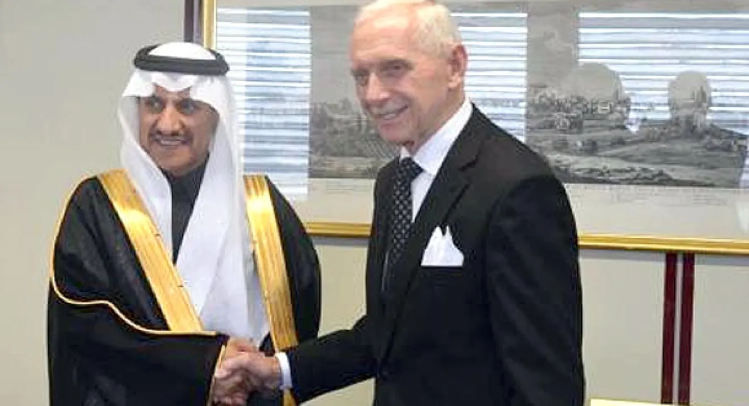 الدكتور بندر العيبان رئيس هيئة حقوق الانسان السعودية لدى تقديم تبرع السعودية لمنظمة الهجرة الدولية في الصومال