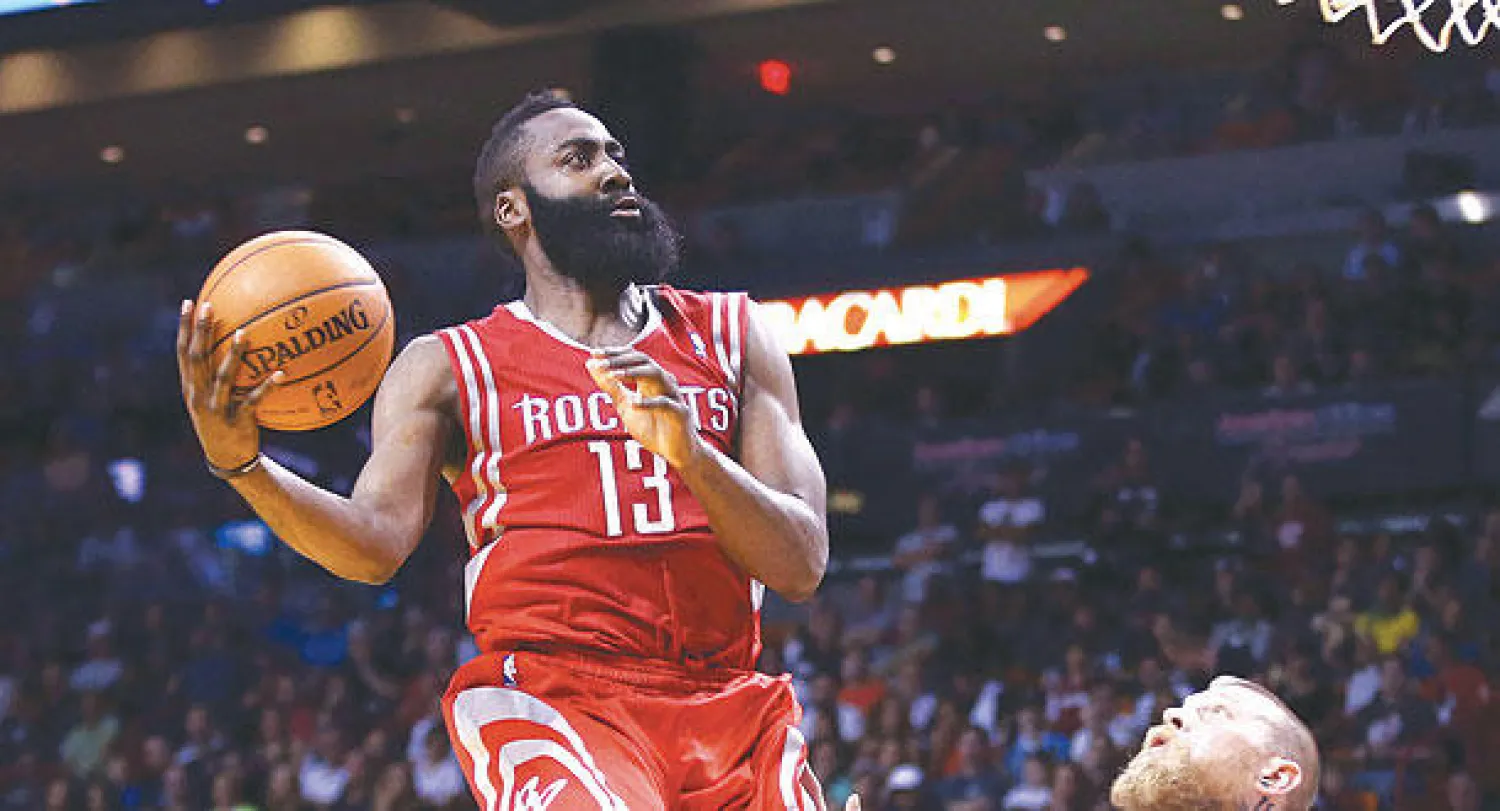 هاردين لاعب هيوستن يقفز بتسديد في سلة ميامي (أ.ب)