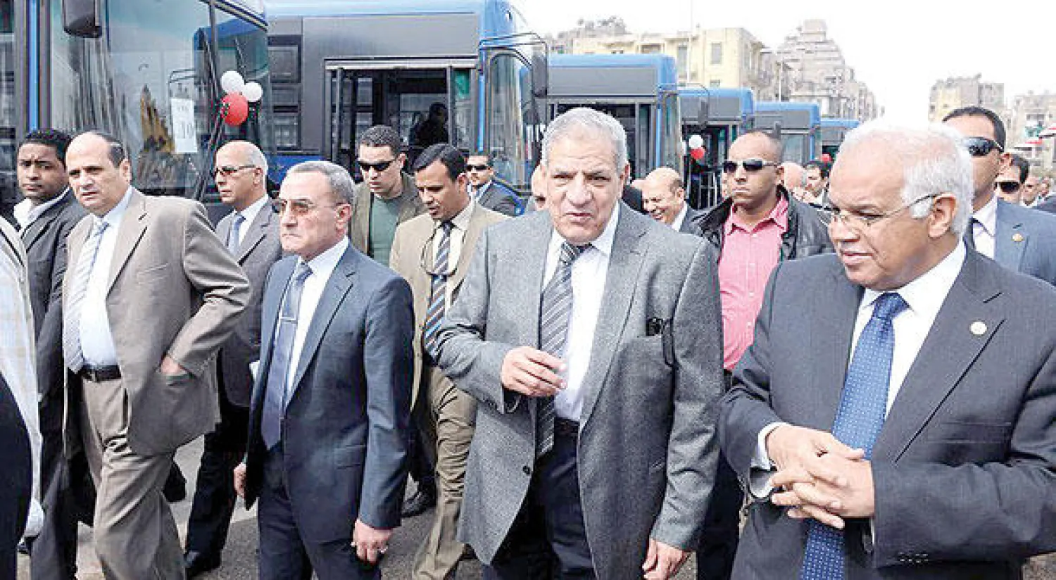 رئيس الوزراء المصري المهندس إبراهيم محلب خلال تفقده مع وزراء حافلات جديدة للنقل العام في القاهرة أمس  (الصورة من موقع الحكومة المصرية)