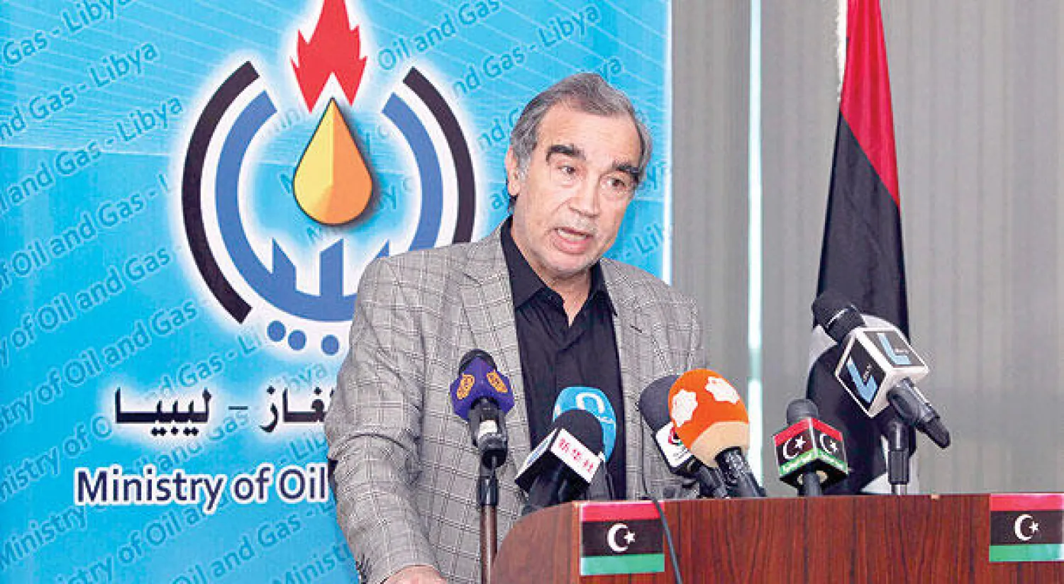 وزير النفط الليبي عمر شقمق يتحدث في مؤتمر صحافي في طرابلس أمس (رويترز)