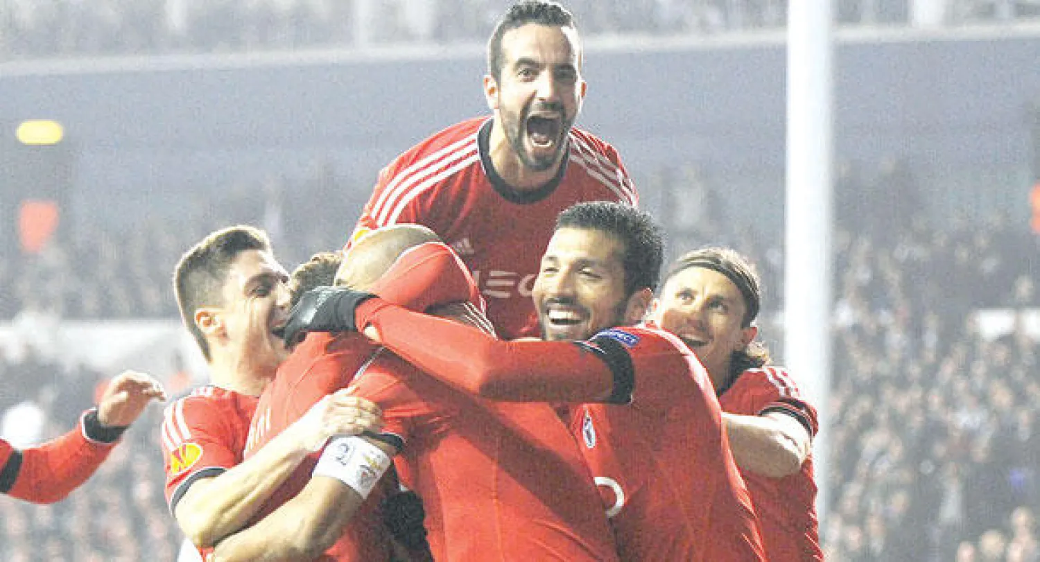 بنفيكا تخطى توتنهام في لندن ووضع قدما في ربع النهائي (إ.ب.أ)