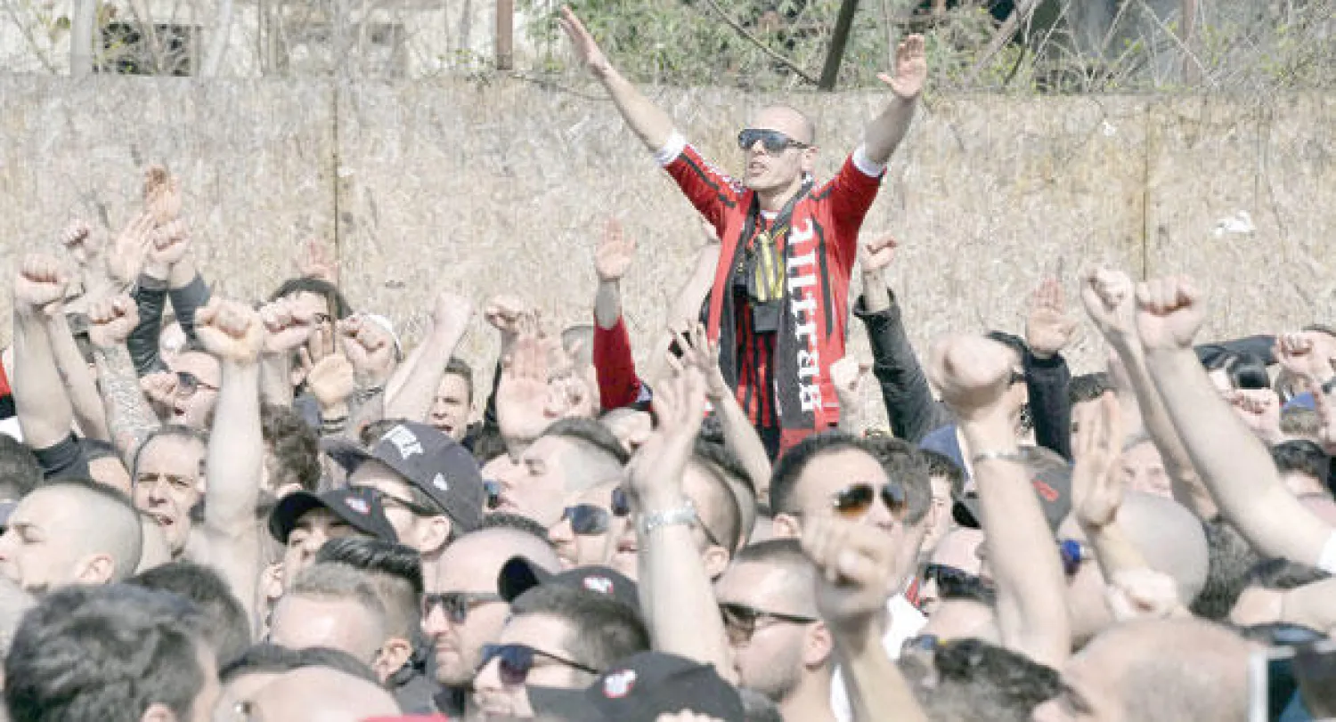 جماهير ميلان الغاضبة حاصرت مقر النادي (إ.ب.أ)