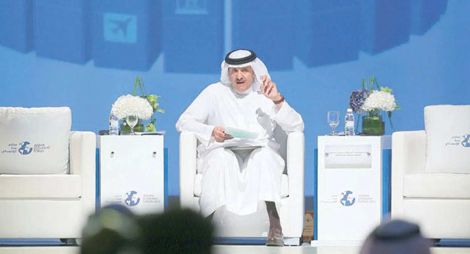 الأمير سلطان بن سلمان خلال إلقائه كلمته في منتدى جدة الاقتصادي في جدة أمس (تصوير: خضر الزهراني)