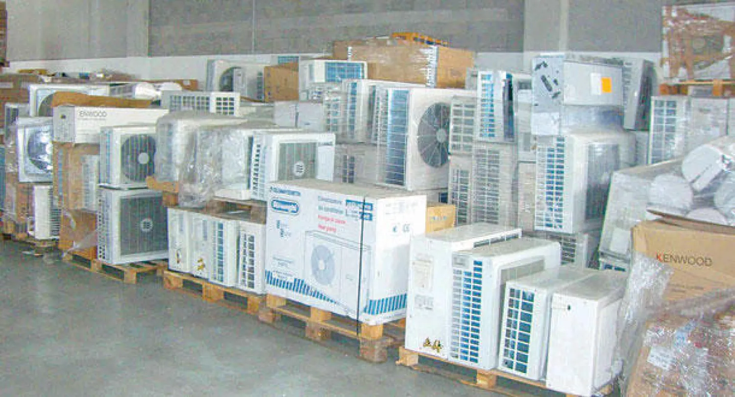 عدد من أجهزة التكييف التي صادرتها وزارة التجارة في الفترة الأخيرة لمخالفتها المواصفات واللوائح الجديدة