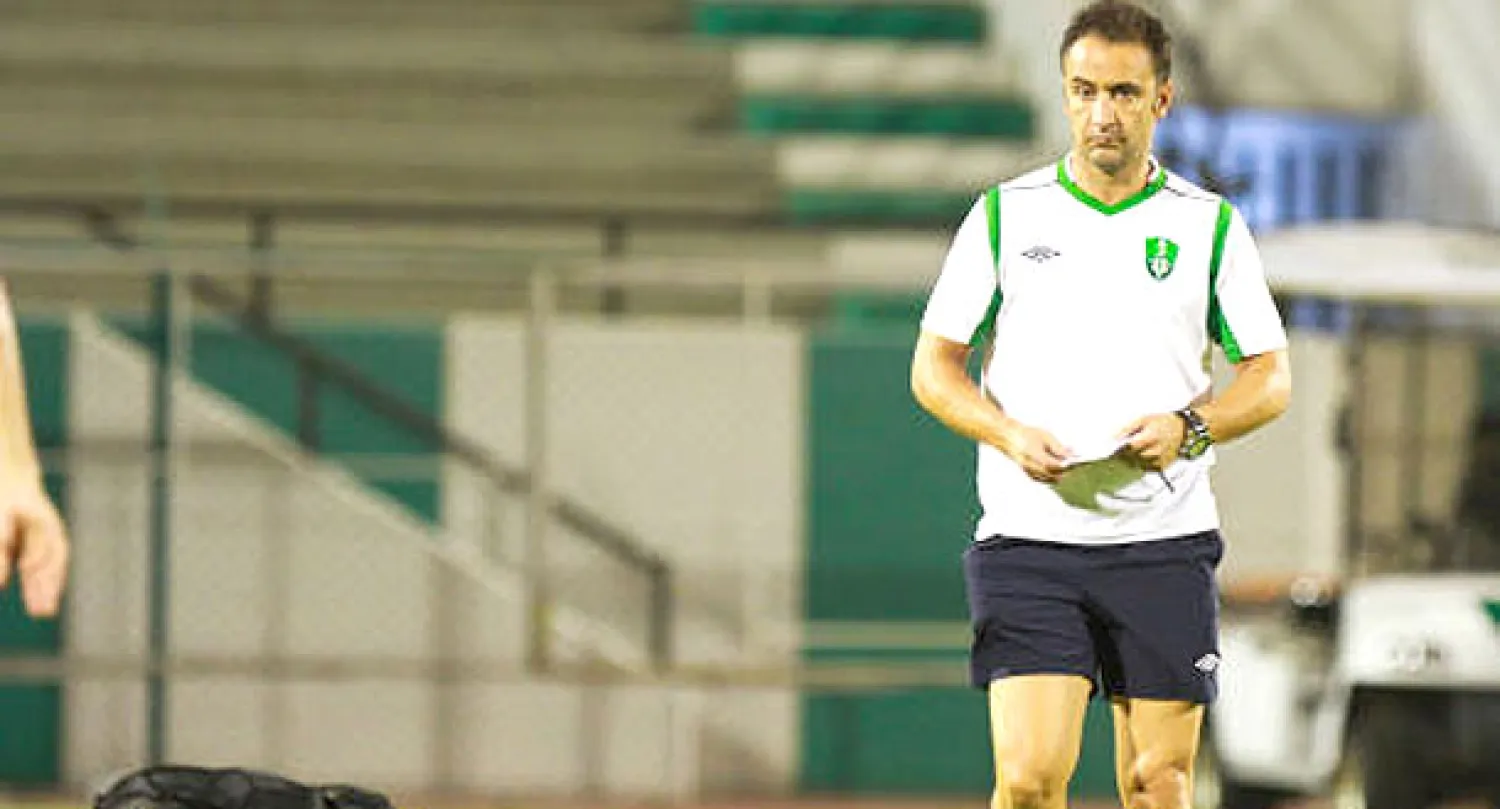 مدرب الأهلي يطارد الشباب قبل موقعة الأحد