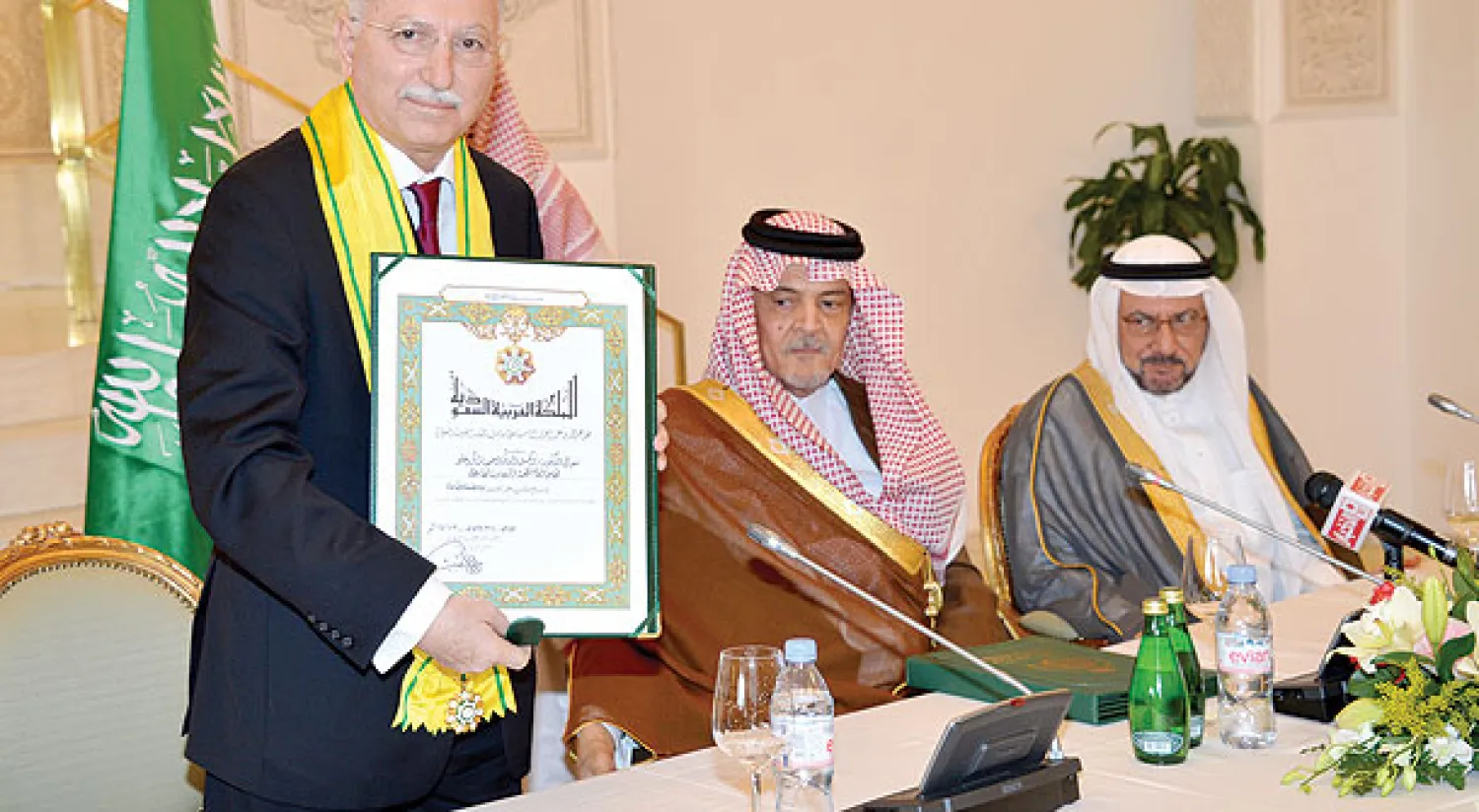 الأمير سعود الفيصل يتوسط إياد مدني وأكمل الدين أوغلي الذي يحمل شهادة تقليده  وشاح الملك عبد العزيز خلال حفل تكريمه أمس في وزارة الخارجية السعودية (واس)