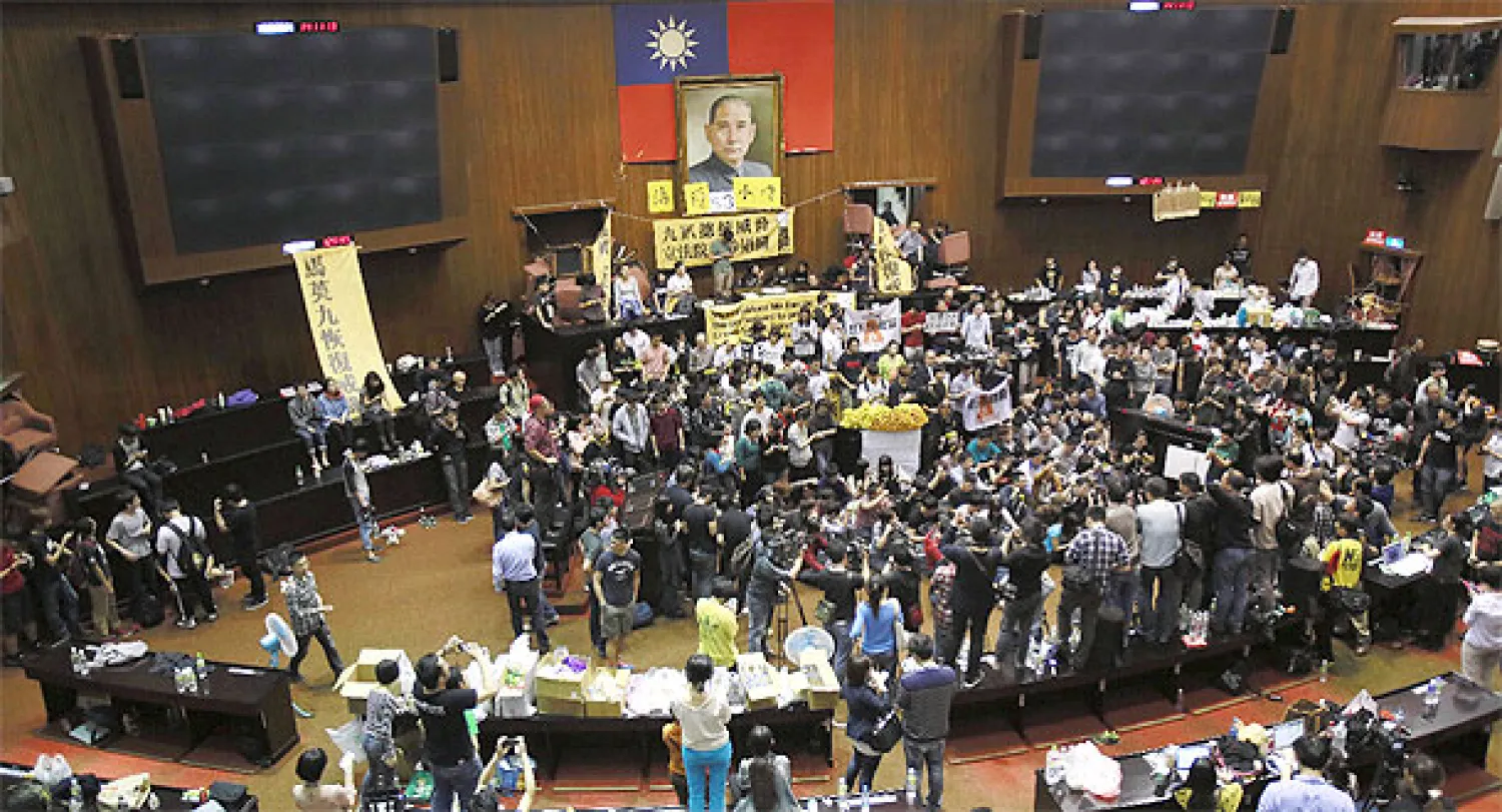 طلاب تايوانيون يحتلون البرلمان احتجاجا على اتفاقية تجارية مع الصين