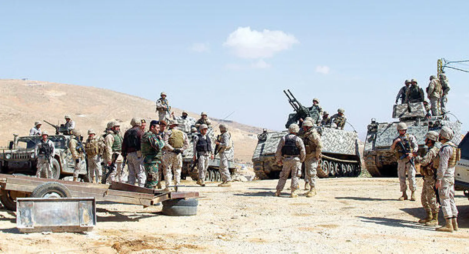 جانب من انتشار وحدات الجيش اللبناني في بلدة عرسال الحدودية بعد فتح الطرق المؤدية إليها أمس (إ.ب.أ)