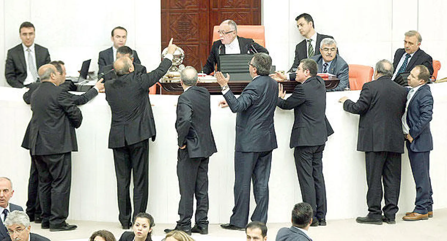 معارضون في البرلمان التركي يناقشون رئاسة البرلمان حول وثائق الفساد المتورطة بها الحكومة أمس (أ.ف.ب)