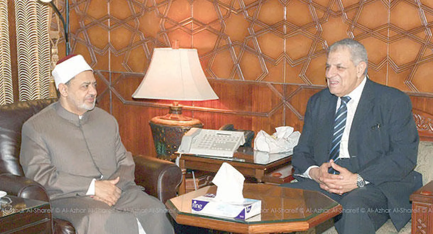 رئيس الوزراء المصري إبراهيم محلب خلال لقائه شيخ الأزهر بمقر المشيخة («الشرق الأوسط»)