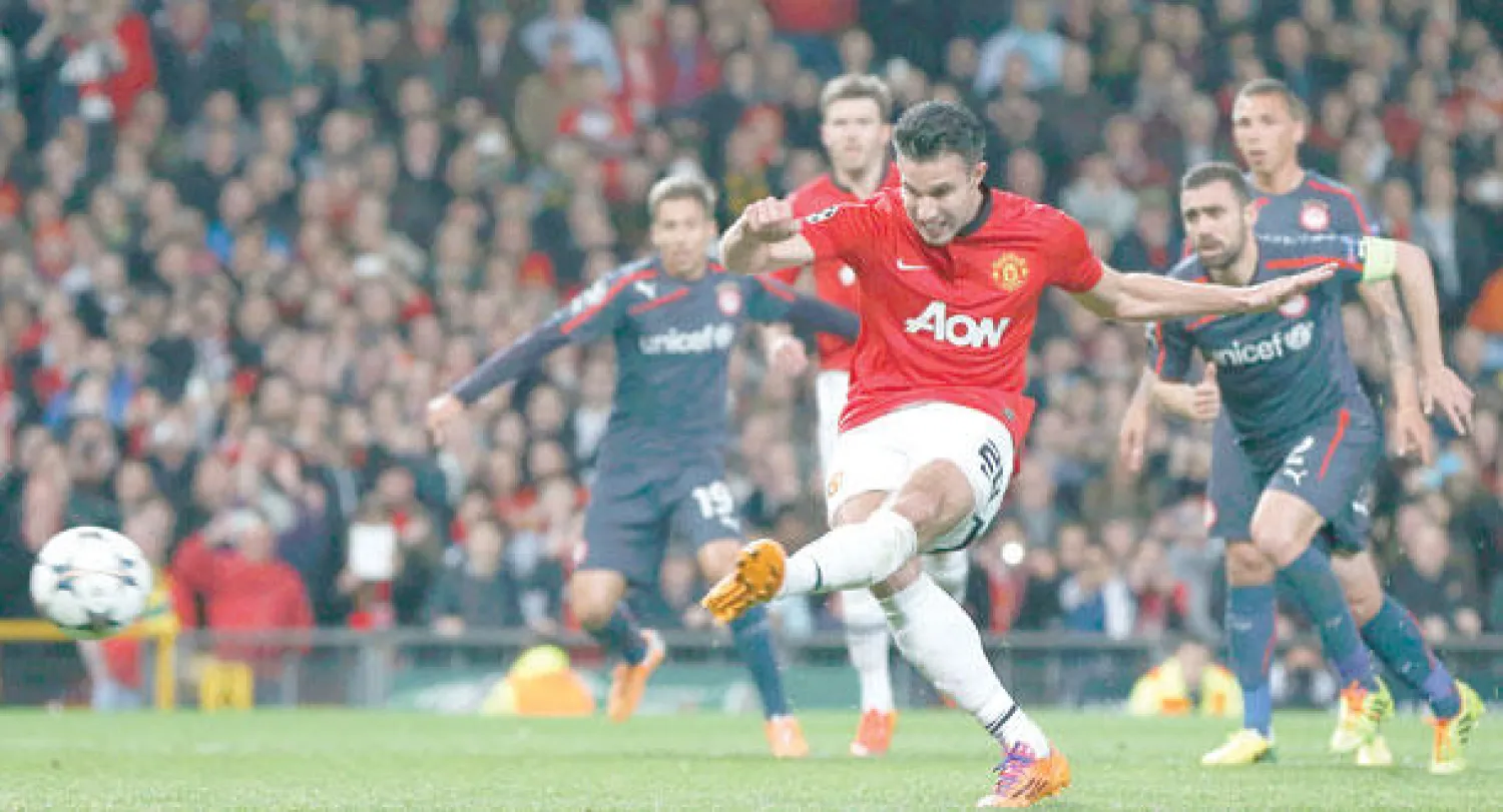 فان بيرسي يسجل أول أهداف يونايتد في مرمى أولمبياكوس من ركلة جزاء (رويترز)