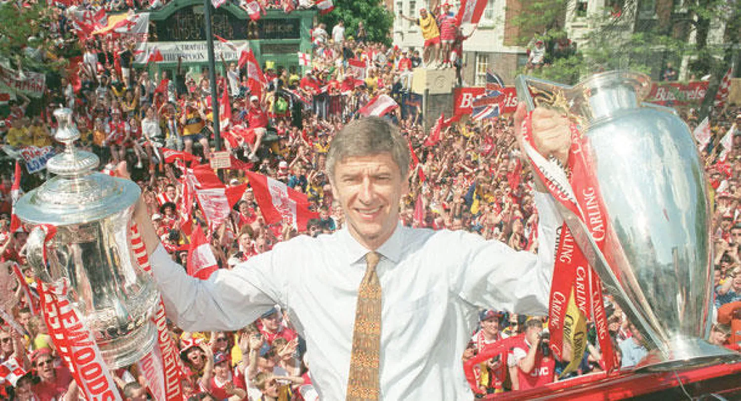 العصر الذهبي لفينغر عندما حقق ثنائية الدوري والكأس