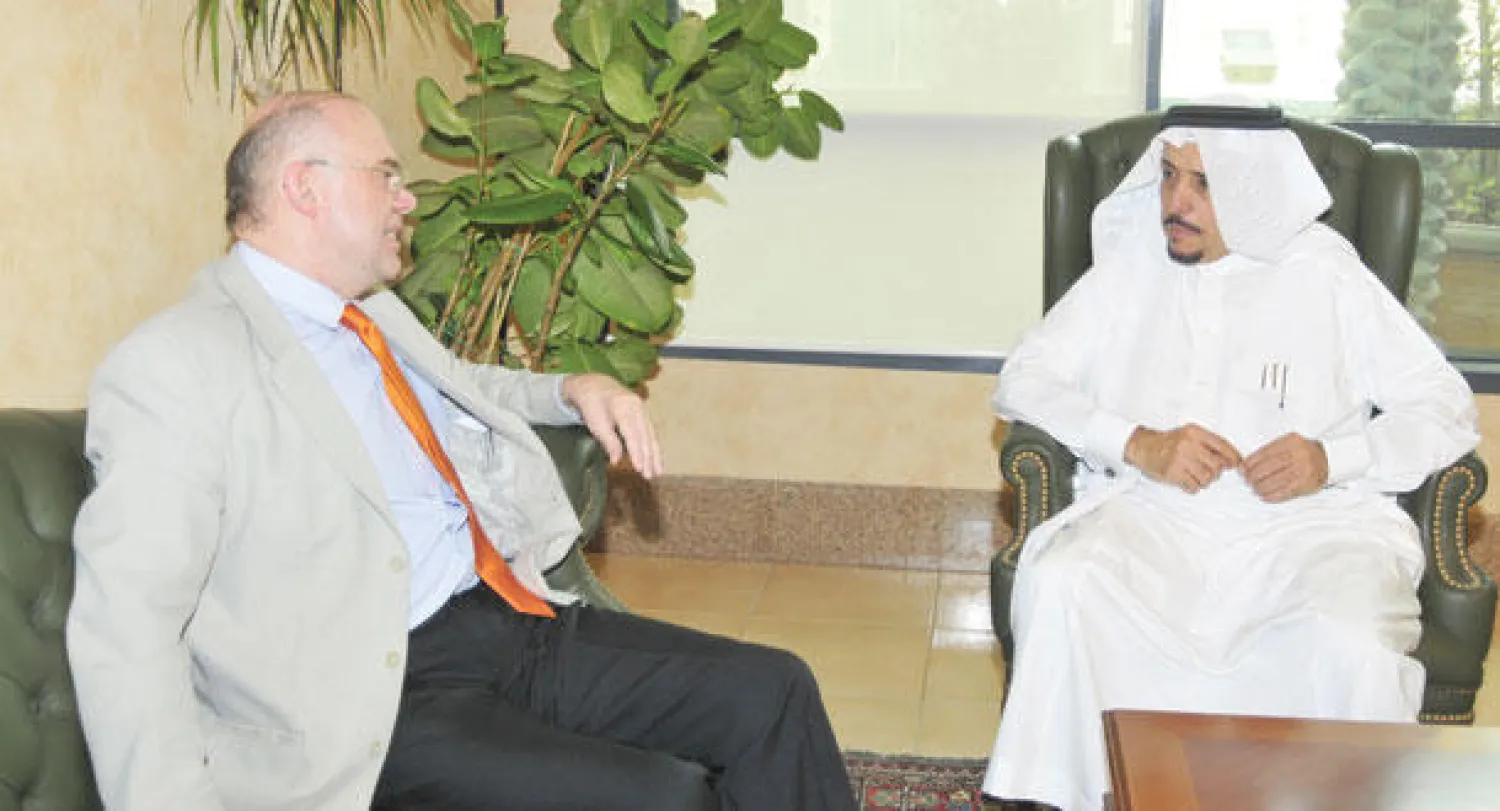 جانب من لقاء السفير المجري مع رئيس مجلس الغرف السعودية أمس في الرياض («الشرق الأوسط»)