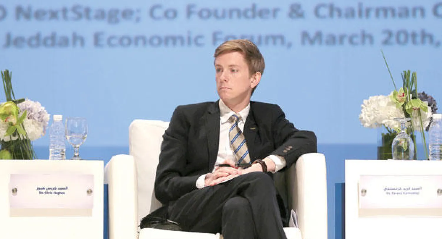كريس هيوز المؤسس المشارك في «فيسبوك» لدى مشاركته في جلسات المنتدى في جدة أمس (تصوير: خضر الزهراني)