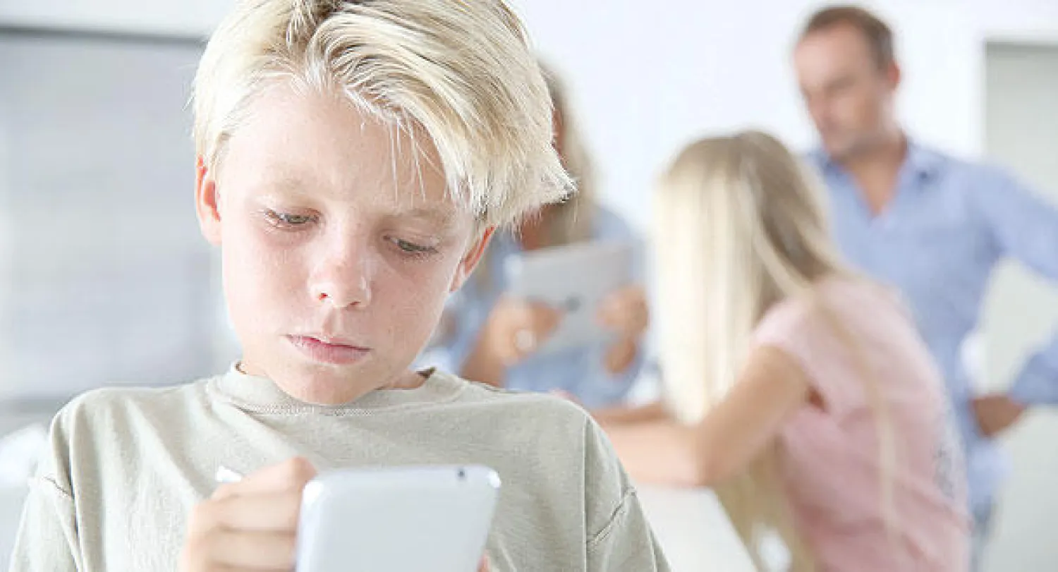 استطلاع أميركي: جيل «الموبايل» ينفر من التقاليد ويتمرد على الوالدين