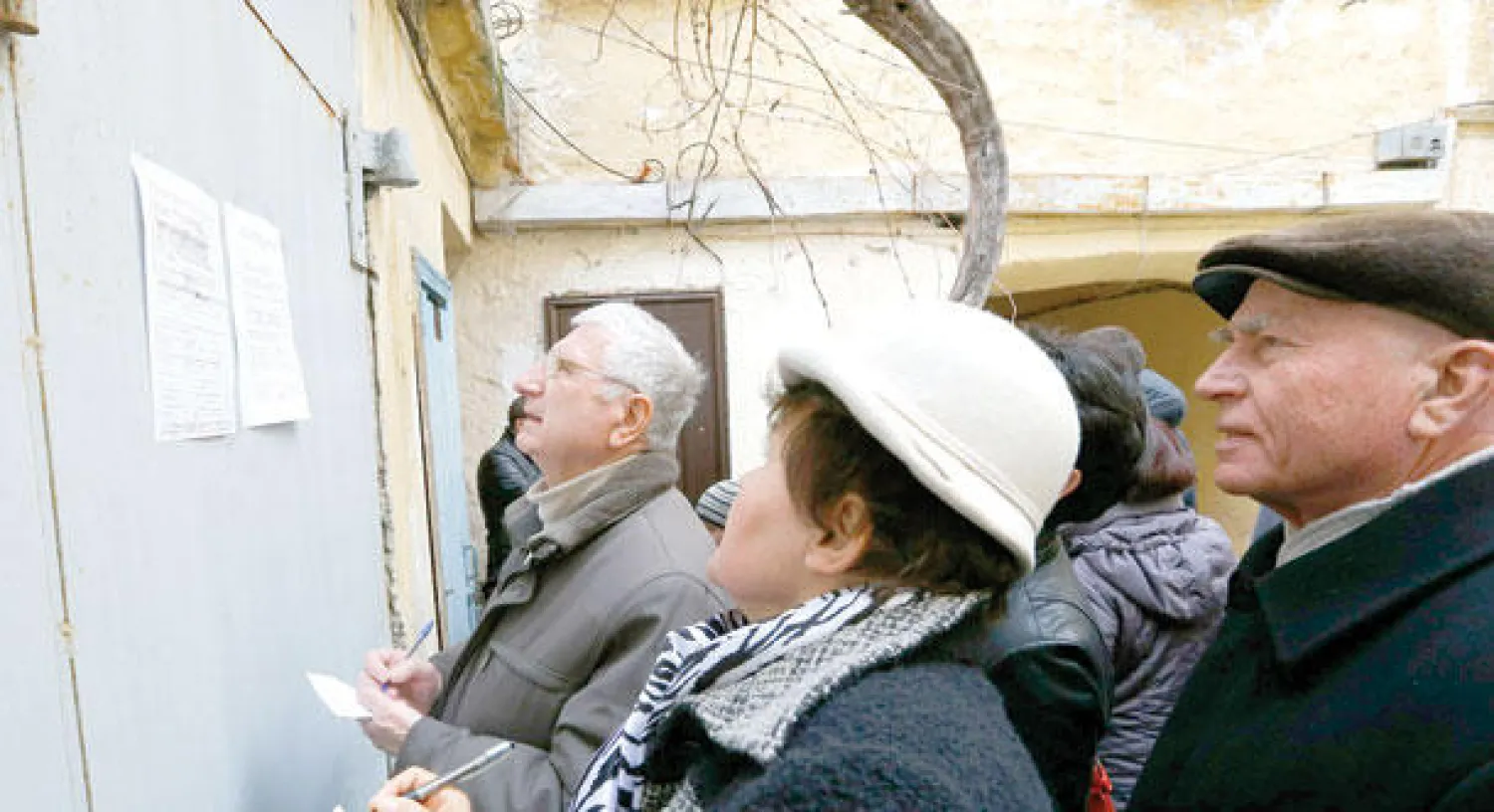 سكان ينتظرون تقديم طلبات للحصول على جوازات سفر روسية في مدينة سيفاستوبول بالقرم أمس (رويترز)