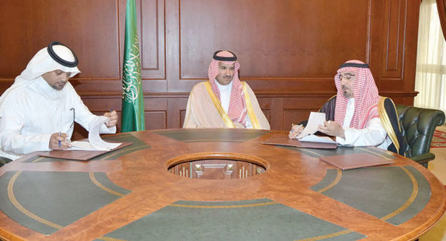 الأمير فيصل بن سلمان لدى ترؤسه اجتماع التنسيق بين الجمعيات الخيرية في المدينة المنورة أمس (واس)