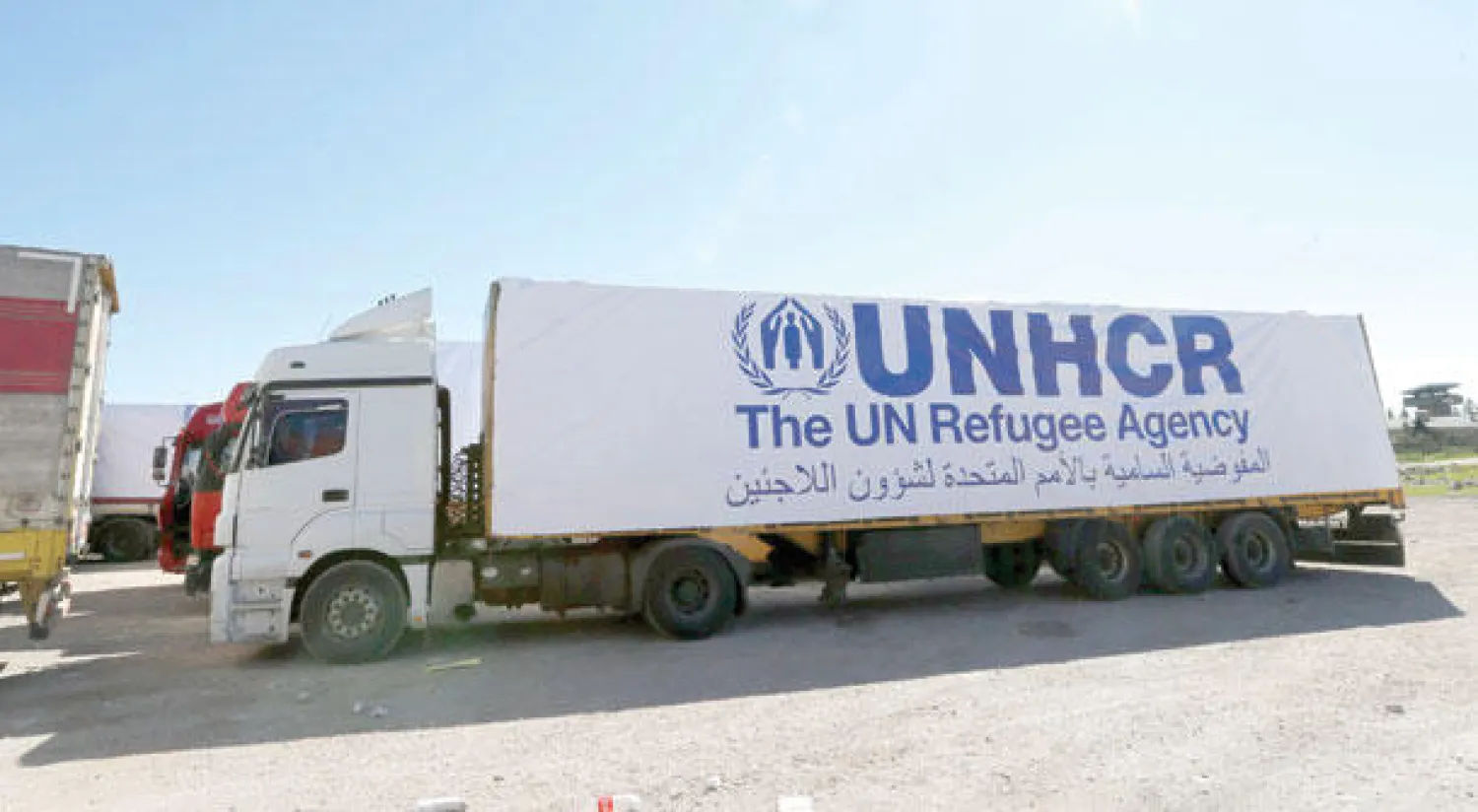 إحدى الشاحنات التابعة للأمم المتحدة التي توجهت من تركيا إلى سوريا محملة بمساعدات إنسانية أمس (رويترز)