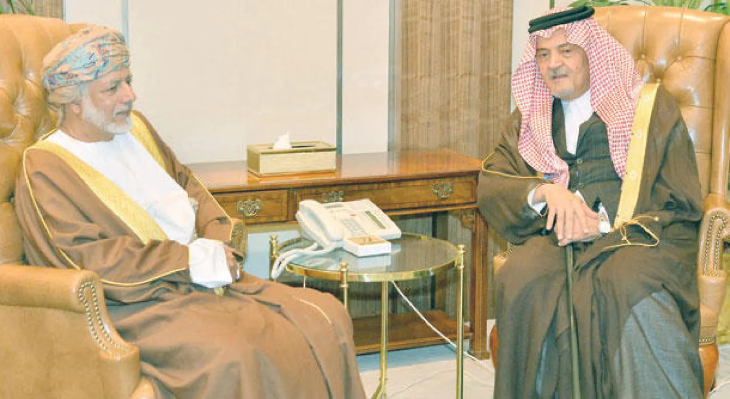 الأمير سعود الفيصل لدى لقائه وزير الشؤون الخارجية العماني يوسف بن علوي بن عبد الله في الرياض أمس (واس)