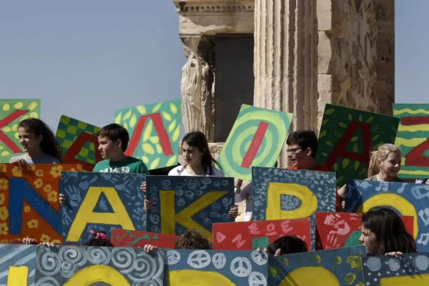 اليونان: 2500 طفل يشكلون سلسلة بشرية حول البارثينون