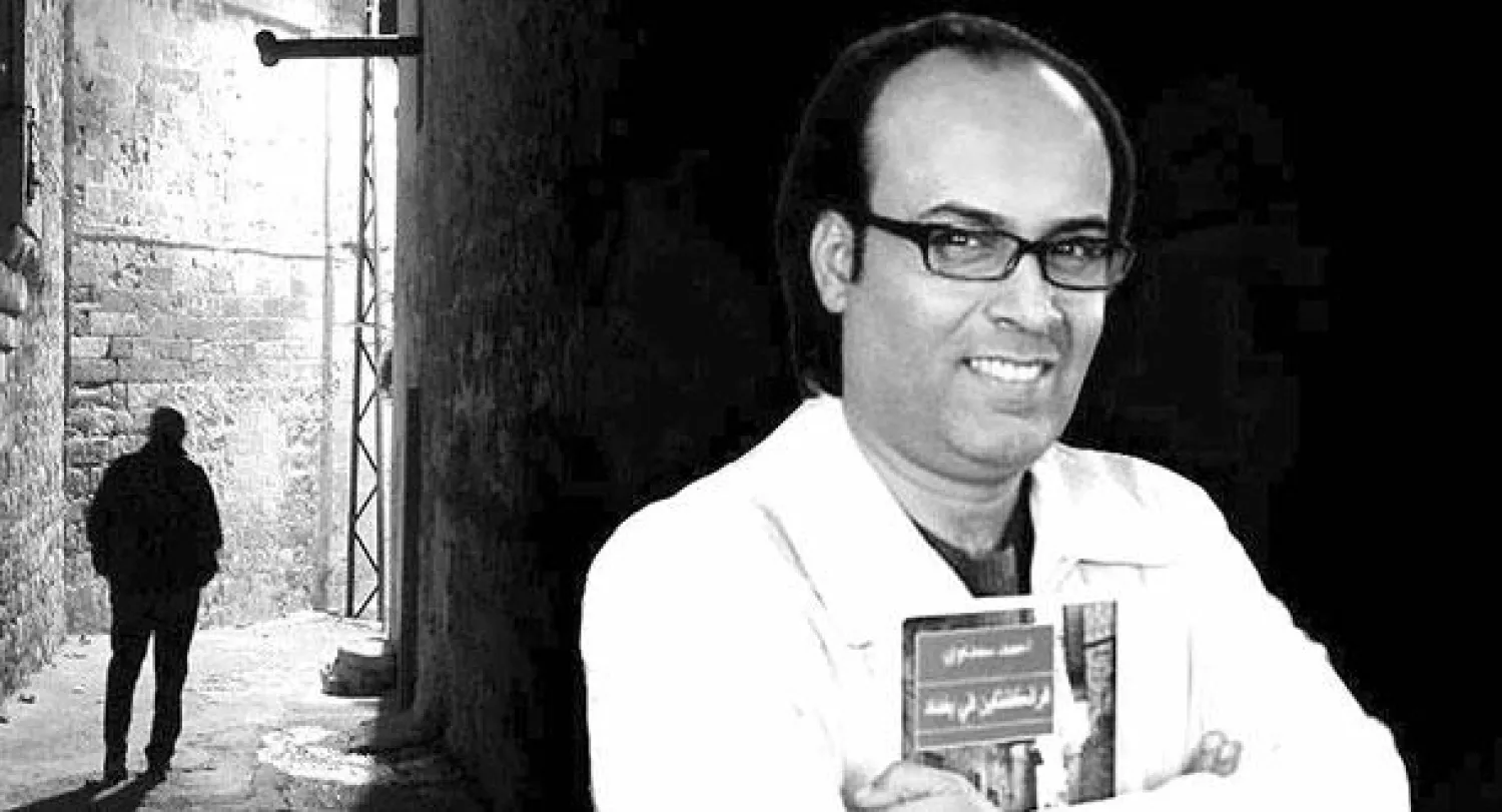 أحمد سعداوي حاملا روايته المرشحة لجائزة بوكر