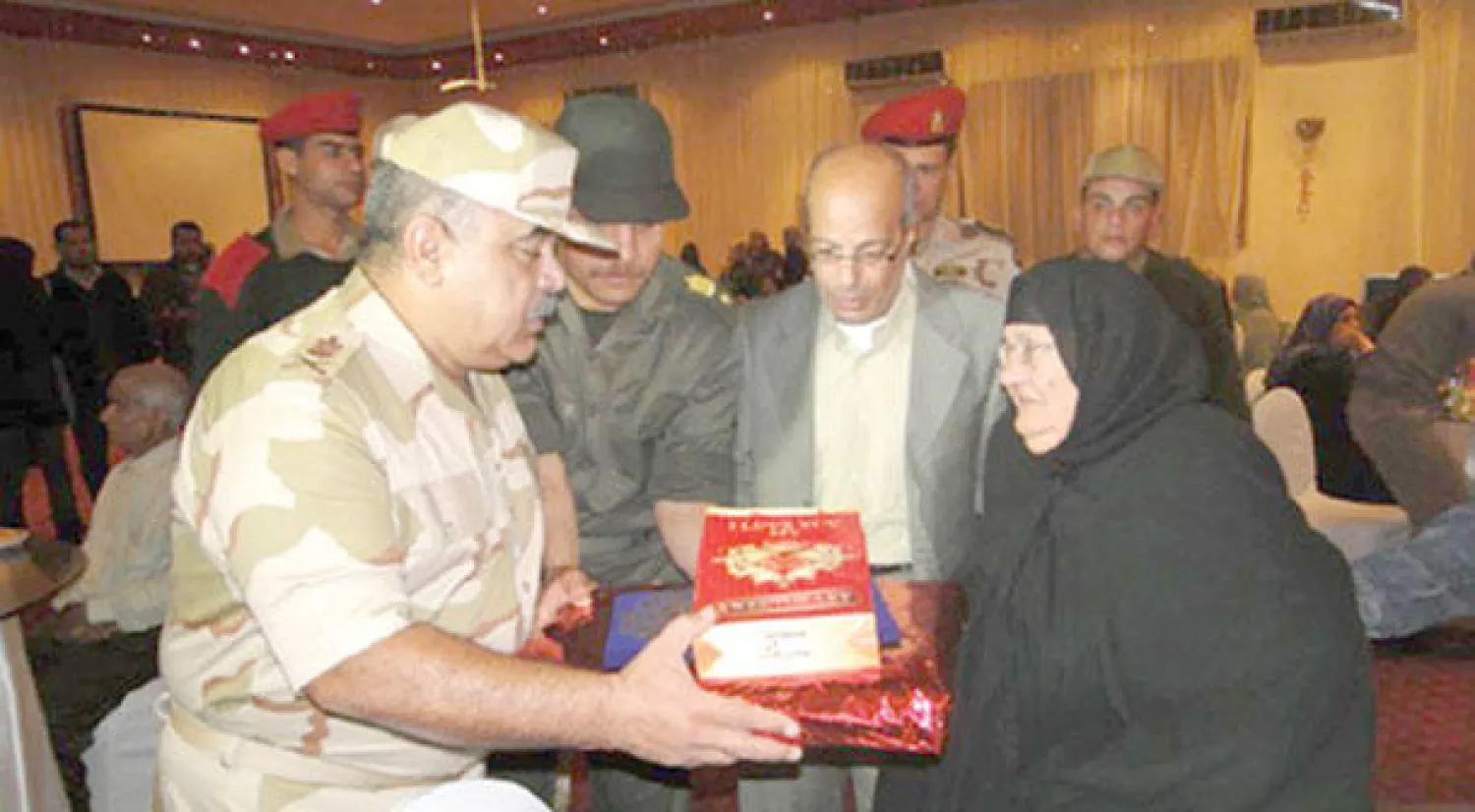 اللوء أركان حرب قائد الجيش الثاني يكرم إحدى أمهات الشهداء ببور سعيد