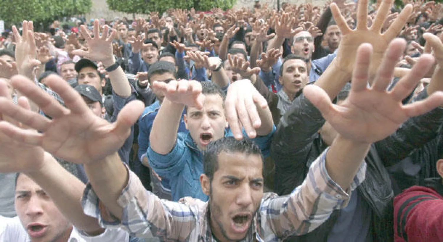 مظاهرات طلاب جامعة القاهرة من أنصار الرئيس المصري السابق خارج أسوار الجامعة أمس (أ.ف.ب)