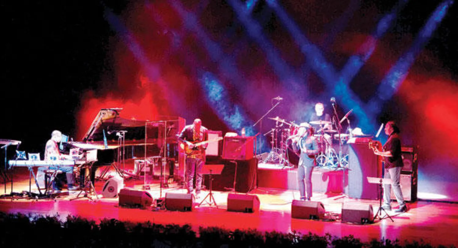 الفنان حمدان العبري يقدم وصلة الى جانب هيربي هانكوك