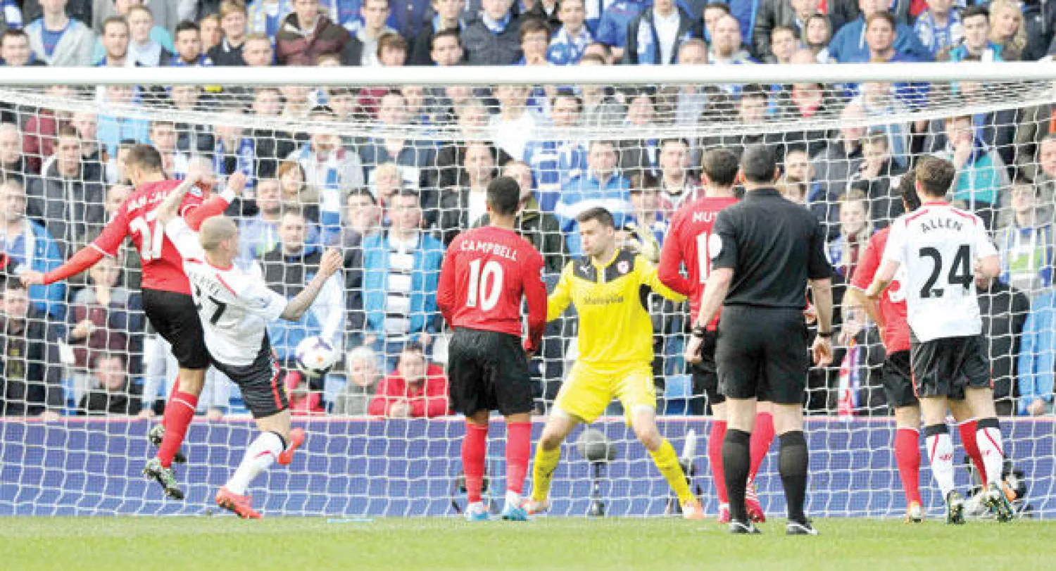 مارتن سكرتل (يسار) تألق وأحرز هدفين لليفربول (رويترز)